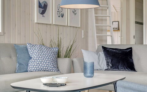 Ina - 1.2Km from the Sea: Møbel, Gulvbelægning, Indretning, Etage, Stue, Couch, Hjem, Throw Pillow, Pude, Pude