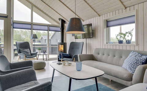 Ina - 1.2Km from the Sea: Møbel, Indretning, Gulvbelægning, Stue, Loft, Etage, Hjem, Lysarmatur, Lejlighed, Couch
