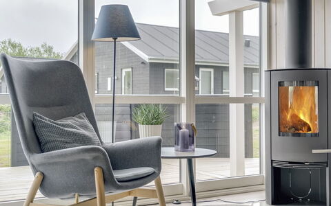 Ina - 1.2Km from the Sea: Møbel, Indretning, Gulvbelægning, Etage, Stue, Stol, Trægulve, Værelse, Husholdningsapparat, Couch