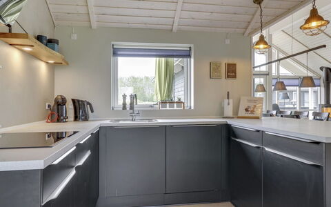 Ina - 1.2Km from the Sea: Køkken, Countertop, Gulvbelægning, Cabinetry, Køkken Apparat, Indretning, Loft, Sanitærarmatur, Større Bandage, Tap