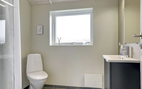 Ina - 1.2Km from the Sea: Toiletbræt, Væg, Gulvbelægning, Etage, Sanitærarmatur, Toilet, Indretning, Badeværelse, Loft, Vvs