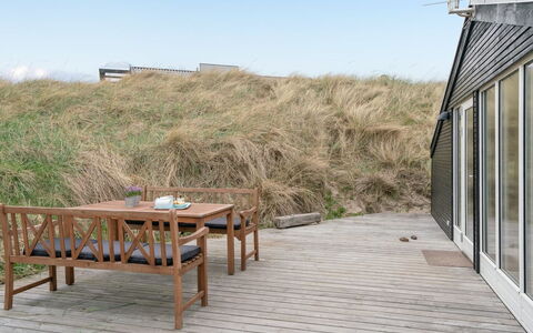 Mylius - 100M from the Sea: Bygning, Hus, Træ, Hjem, Tag, Sommerhus, Boligområde, Busk, Arkitektur