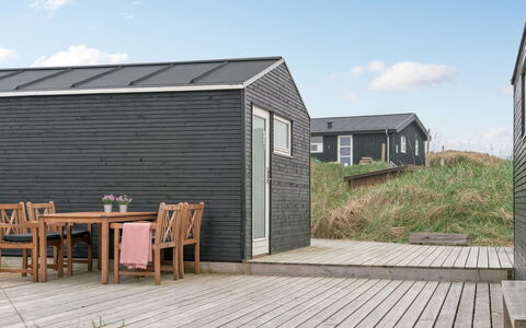 Mylius - 100M from the Sea: Bygning, Hus, Træ, Hjem, Tag, Sommerhus, Boligområde, Busk, Arkitektur