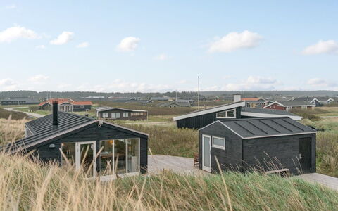 Mylius - 100M from the Sea: Bygning, Hus, Træ, Hjem, Tag, Sommerhus, Boligområde, Busk, Arkitektur