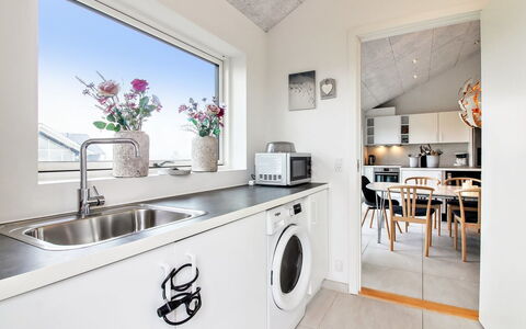 Edgar - 1.5Km from the Sea: Gulvbelægning, Vaskemaskine, Større Bandage, Indretning, Etage, Køkken, Loft, Countertop, Køkken Apparat, Tørretumbler