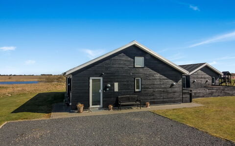 Edgar - 1.5Km from the Sea: Blå, Himmel, Hjem, Tag, Hus, Sommerhus, Sidespor, Estate, Indkørsel