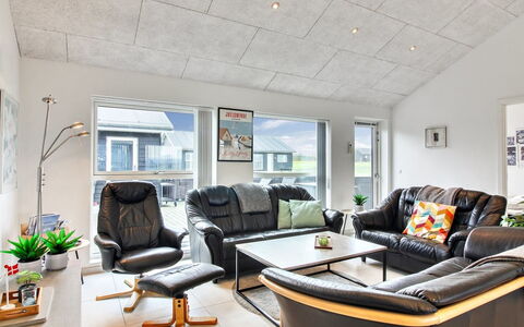 Edgar - 1.5Km from the Sea: Møbel, Indretning, Loft, Gulvbelægning, Couch, Træ, Etage, Stue, Værelse, Belysning