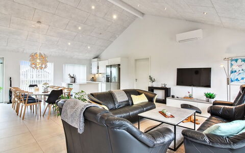 Edgar - 1.5Km from the Sea: Indretning, Couch, Loft, Møbel, Træ, Gulvbelægning, Stue, Etage, Hjem, Belysning