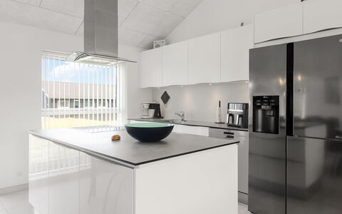 Dwerg - 1.5Km from the Sea: Køkken, Countertop, Køkken Apparat, Indretning, Gulvbelægning, Cabinetry, Loft, Større Bandage, Lysarmatur, Etage