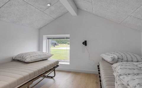 Dwerg - 1.5Km from the Sea: Træ, Loft, Gulvbelægning, Etage, Indretning, Møbel, Attic, Værelse, Soveværelse, Seng