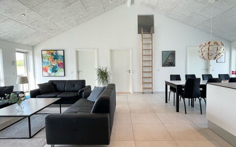 Dwerg - 1.5Km from the Sea: Gulvbelægning, Træ, Loft, Etage, Indretning, Hjem, Stue, Møbel, Couch, Værelse
