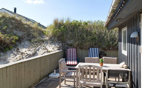 Abbie - 10M from the Sea: Træ, Hjem, Dør, Udendørs Møbler, Sommerhus, Veranda, Dæk, Skygge, Altan, Stol
