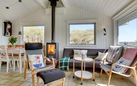 Abbie - 10M from the Sea: Træ, Møbel, Gulvbelægning, Etage, Hjem, Stue, Stol, Hårdttræ, Sommerhus, Trægulve