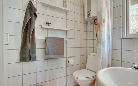 Abbie - 10M from the Sea: Væg, Badeværelse, Gulvbelægning, Sanitærarmatur, Indretning, Etage, Toilet, Toiletbræt, Vvs, Flise