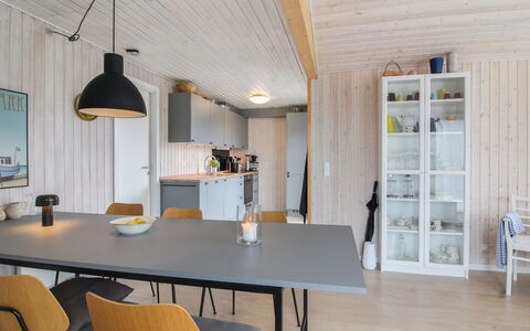 Marino - 480M from the Sea: Møbel, Indretning, Gulvbelægning, Træ, Loft, Køkken & Spisebord, Etage, Lysarmatur, Spisestue, Bord