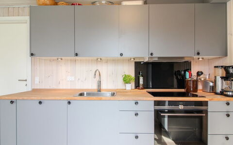 Marino - 480M from the Sea: Køkken, Køkken Apparat, Countertop, Gulvbelægning, Cabinetry, Træ, Indretning, Møbel, Køkkenvask, Større Bandage