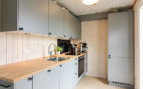 Marino - 480M from the Sea: Køkken, Countertop, Træ, Køkken Apparat, Cabinetry, Gulvbelægning, Indretning, Møbel, Køkkenvask, Håndvask