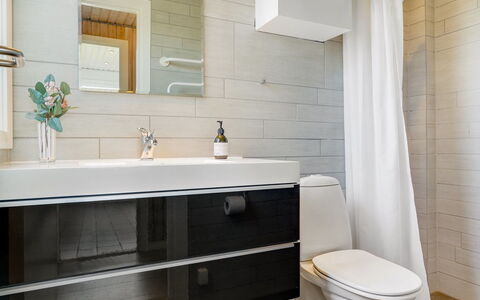 Marino - 480M from the Sea: Badeværelse, Toiletbræt, Sanitærarmatur, Gulvbelægning, Toilet, Indretning, Badeværelsesskab, Etage, Håndvask, Badeværelsesvask