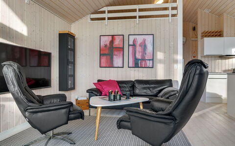 Tayara - 300M from the Sea: Træ, Gulvbelægning, Indretning, Etage, Møbel, Trægulve, Værelse, Loft, Bejdse, Hårdttræ