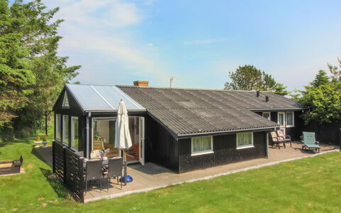 Arben - 900M from the Sea: Hus, Hjem, Tag, Boligområde, Sommerhus, Estate, Stuehus, Lawn, Landscaping, Sidespor