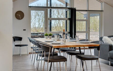 Amitola - 700M from the Sea: Møbel, Indretning, Gulvbelægning, Træ, Stol, Køkken & Spisebord, Bord, Loft, Spisestue, Etage