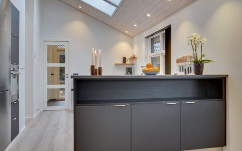 Amitola - 700M from the Sea: Indretning, Køkken, Møbel, Gulvbelægning, Cabinetry, Countertop, Træ, Loft, Etage, Køkken Apparat