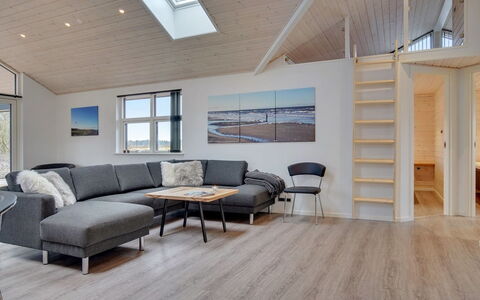 Amitola - 700M from the Sea: Træ, Gulvbelægning, Indretning, Loft, Etage, Hjem, Trægulve, Stue, Couch, Lejlighed