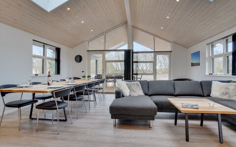 Amitola - 700M from the Sea: Træ, Loft, Stue, Hårdttræ, Planke, Vinter, Trægulve, Couch, Køkken & Spisebord