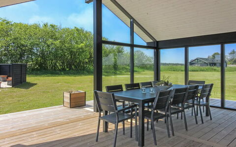 Amitola - 700M from the Sea: Træ, Veranda, Gulvbelægning, Loft, Etage, Møbel, Skygge, Dæk, Stol, Hårdttræ