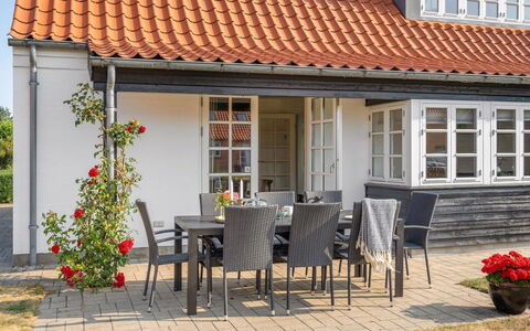 Pelagija - 900M from the Sea: Hjem, Udendørs Møbler, Dør, Sommerhus, Veranda, Blomsterkrukke, Gårdhave, Skygge, Udendørs Bord, Stueplante