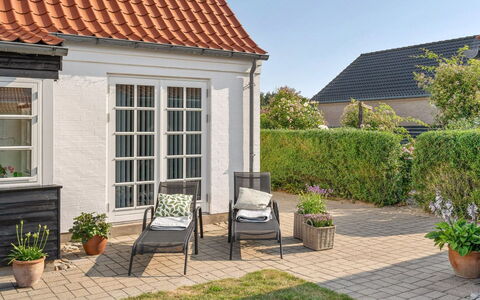 Pelagija - 900M from the Sea: Blomsterkrukke, Hjem, Dør, Udendørs Møbler, Sommerhus, Have, Stueplante, Gård, Stol, Gårdhave