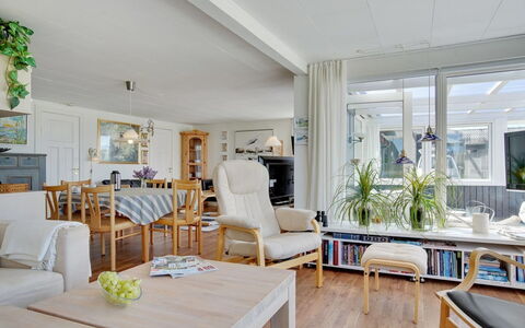 Ecaterina - 100M from the Sea: Møbel, Indretning, Gulvbelægning, Etage, Couch, Træ, Loft, Stue, Stol, Værelse