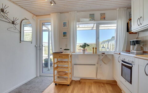 Ecaterina - 100M from the Sea: Gulvbelægning, Indretning, Træ, Etage, Køkken, Møbel, Loft, Større Bandage, Trægulve, Køkken Apparat