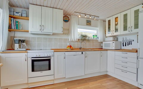 Ecaterina - 100M from the Sea: Køkken, Køkken Apparat, Countertop, Gulvbelægning, Større Bandage, Træ, Cabinetry, Indretning, Etage, Husholdningsapparat