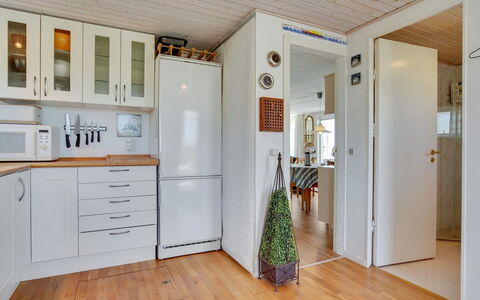 Ecaterina - 100M from the Sea: Gulvbelægning, Køkken Apparat, Større Bandage, Etage, Træ, Indretning, Køkken, Trægulve, Køleskab, Countertop
