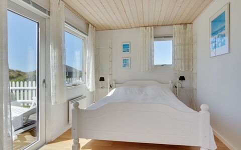 Ecaterina - 100M from the Sea: Soveværelse, Seng, Træ, Møbel, Etage, Indretning, Sengetøj, Loft, Sengetøj, Gulvbelægning