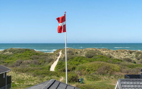 Ecaterina - 100M from the Sea: Himmel, Blå, Sommer, Landskab, Flag, Pol, Kyst, Hældning, Skygge