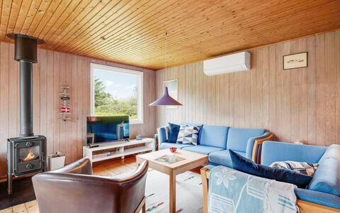 Jule - 600M from the Sea: Møbel, Indretning, Træ, Gulvbelægning, Etage, Loft, Værelse, Stue, Couch, Hårdttræ