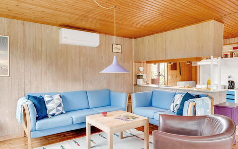 Jule - 600M from the Sea: Møbel, Indretning, Gulvbelægning, Etage, Træ, Couch, Loft, Værelse, Stue, Belysning