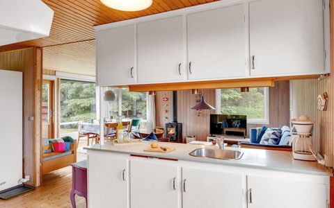 Jule - 600M from the Sea: Køkken, Countertop, Køkken Apparat, Indretning, Møbel, Større Bandage, Træ, Gulvbelægning, Cabinetry, Loft