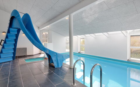 Marlie - 600M from the Sea: Møbel, Indretning, Stol, Gulvbelægning, Bord, Udvej, Etage, Loft, Værelse, Eco Hotel