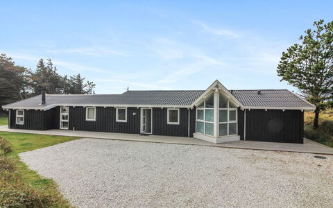 Marlie - 600M from the Sea: Møbel, Indretning, Stol, Gulvbelægning, Bord, Udvej, Etage, Loft, Værelse, Eco Hotel