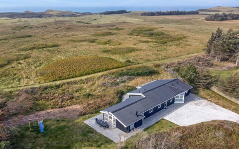 Marlie - 600M from the Sea: Møbel, Indretning, Stol, Gulvbelægning, Bord, Udvej, Etage, Loft, Værelse, Eco Hotel