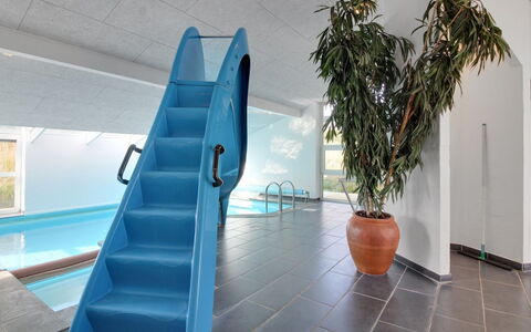 Marlie - 600M from the Sea: Møbel, Indretning, Stol, Gulvbelægning, Bord, Udvej, Etage, Loft, Værelse, Eco Hotel
