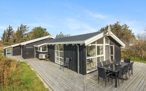 Marlie - 600M from the Sea: Møbel, Indretning, Stol, Gulvbelægning, Bord, Udvej, Etage, Loft, Værelse, Eco Hotel