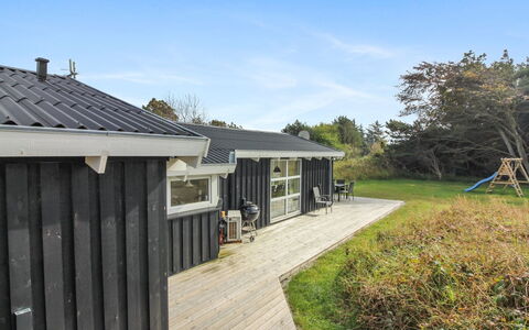Marlie - 600M from the Sea: Møbel, Indretning, Stol, Gulvbelægning, Bord, Udvej, Etage, Loft, Værelse, Eco Hotel