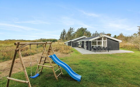 Marlie - 600M from the Sea: Møbel, Indretning, Stol, Gulvbelægning, Bord, Udvej, Etage, Loft, Værelse, Eco Hotel