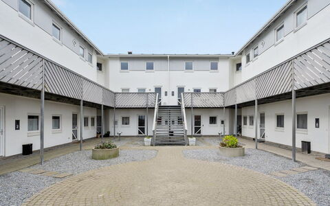 Meglena - 50M from the Sea: Kompositmateriale, Lejlighed, Beton, Gårdsplads, Estate, Skygge, Indkørsel, Dagslys, Gips, Altan