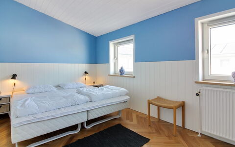 Meglena - 50M from the Sea: Etage, Indretning, Soveværelse, Loft, Sengetøj, Seng, Sengetøj, Bed Frame, Sengetøj, Maling