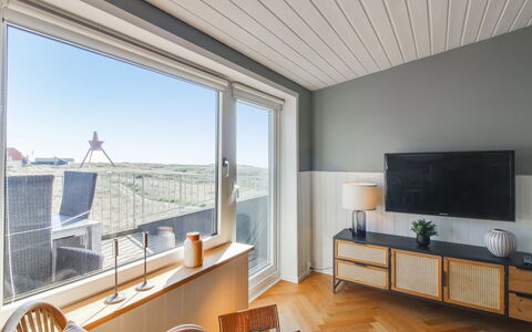 Meglena - 50M from the Sea: Gulvbelægning, Etage, Træ, Indretning, Loft, Belysning, Trægulve, Møbel, Værelse, Lejlighed